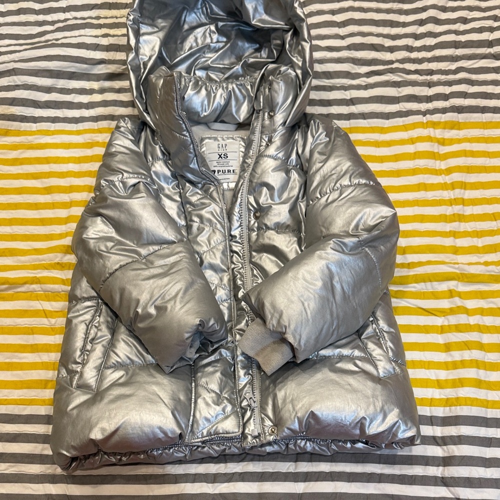 Gap kids XS (5-6) Shiny Silver Kids Puffer Jacket